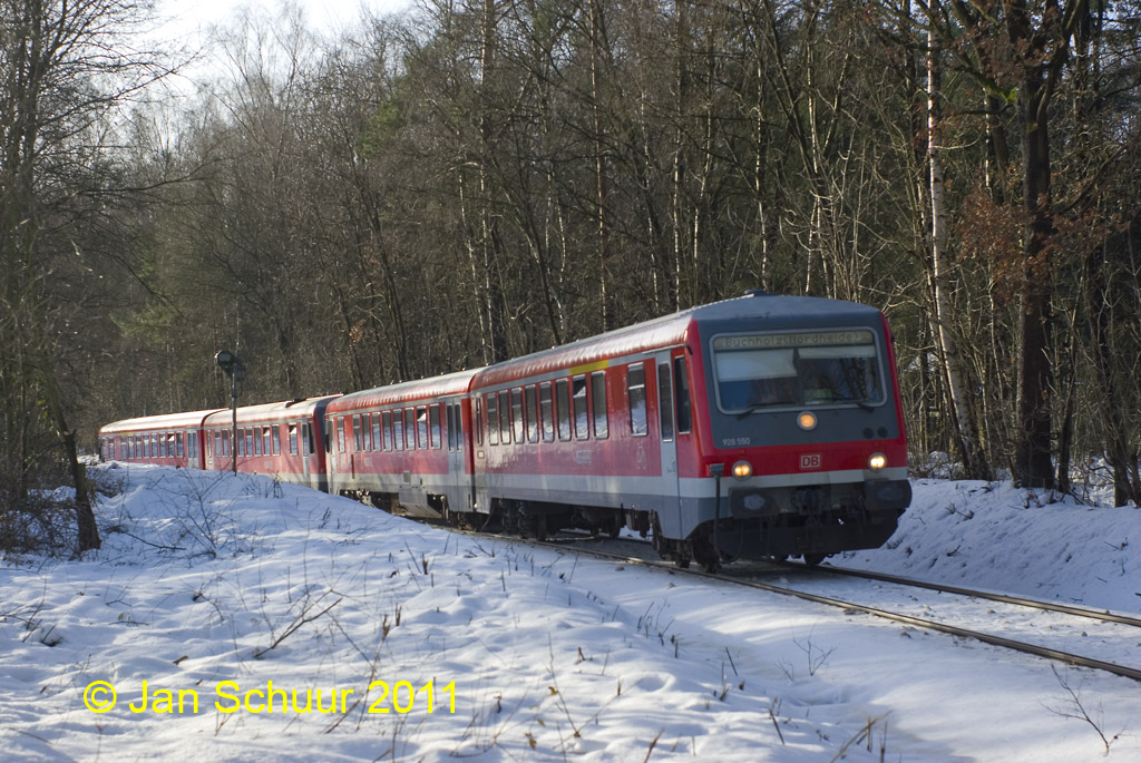 Doppelte Triebwagengarnitur der Heidebahn (KBS 123) am Neujahrsmorgen um 11:11 Uhr von Suerhop kommend in Richtung Buchholz (Nordheide).

Es fhrt Steuerwagen 928 550.

 Jan Schuur 2011 http://bahn.schuur-nordheide.de