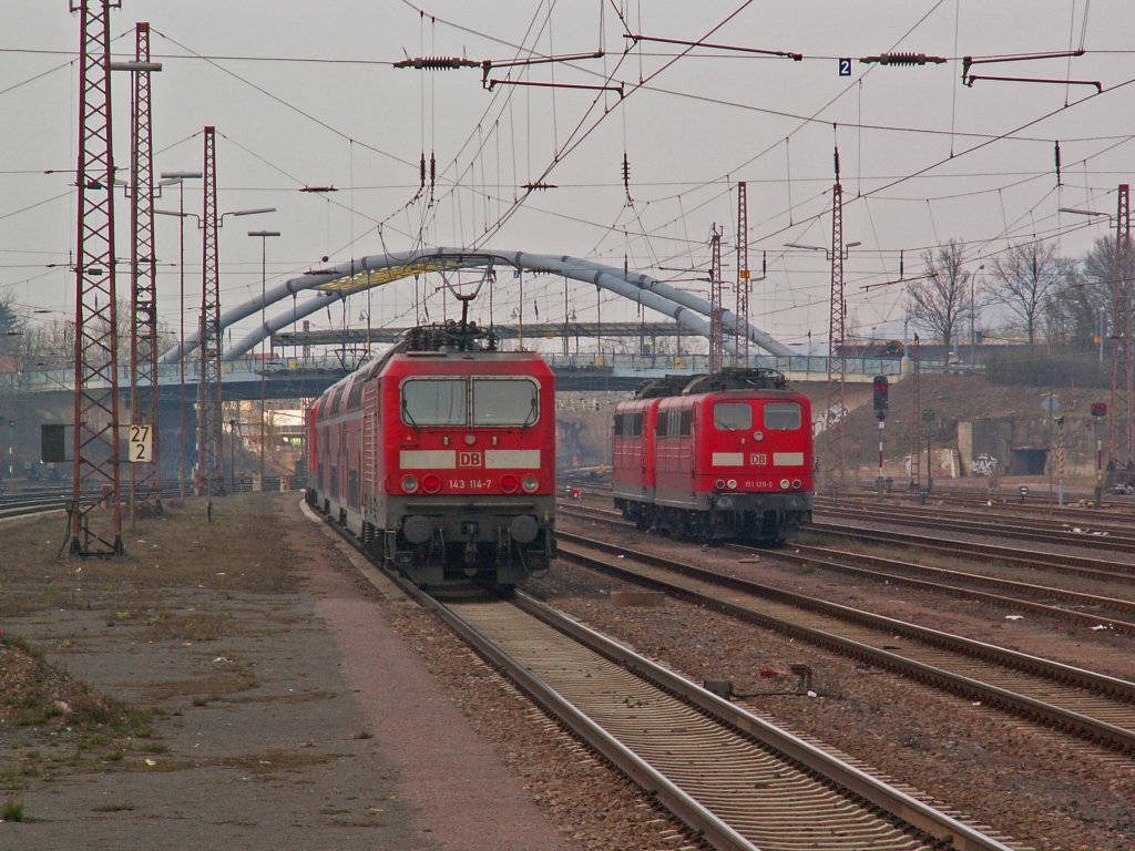 Doppelter Doppelpack: wrend der RE nach Koblenz von zwei 143 gezogen bzw geschoben wird, ruhen sich zwei 151er im Bahnhof Dillingen an Karfreitag 29.3.13 aus.