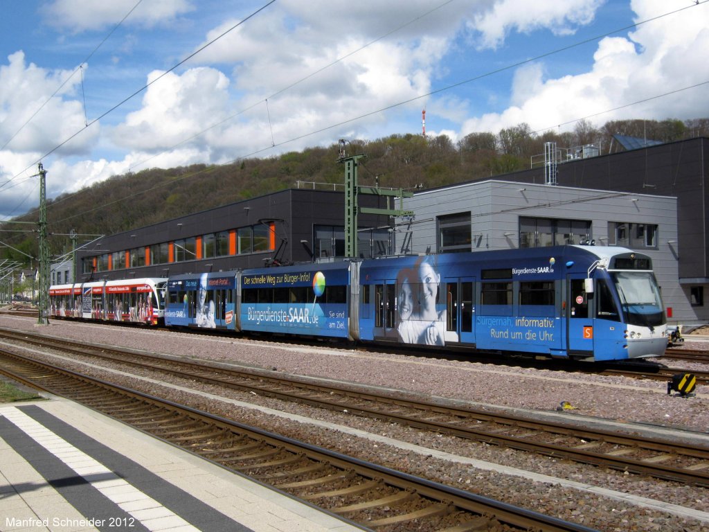 Doppelter Saarbahn Zug vor der neuen Saarbahn Halle in Saarbrcken Brebach. Die Aufnahme habe ich im April 2012 gemacht.
