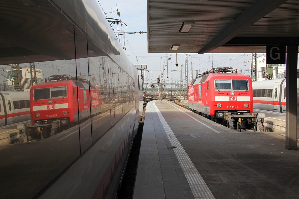 Doppeltes Glck. Eine abgestellte 120 in Mnchen Hauptbahnhof! Nein, DIE 120: 120 501-2. Das Glck lie sich durch einen, auf Abfahrt wartenden, ICE  verdoppeln  Aufgenommen am 30.10.2011.