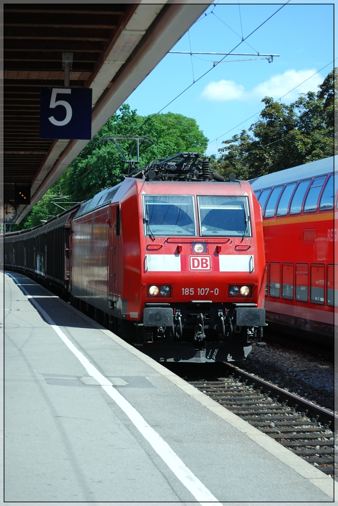 Doppeltgemoppeltes Rot. Durchfahrt eines Gterzuges aus der Schweiz, rechts hlt ein Regionalexpress an Gleis 6. Radolfzell im Juni 2012.