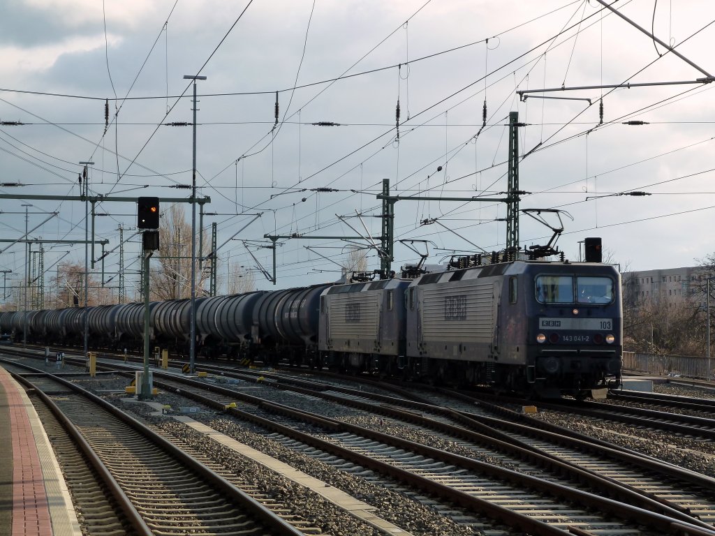 Doppeltracktion 143 041 und 143 *** der RBH, durchfahren mit ihrem Kesselwagenzug Dresden Hbf am 10.12.11