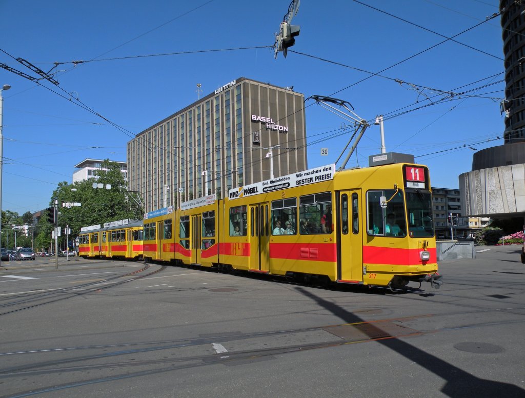 Doppeltraktin mit dem Motorwagen 217 an der Spitze fhrt am Bahnhof SBB in Basel ein. Aufnahme:25.05.2011.