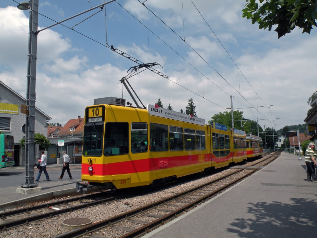 Doppeltraktin mit dem Motorwagen 259 an der Spitze an der Haltestelle Bottmingen. Aufnahme:04.06.2011.