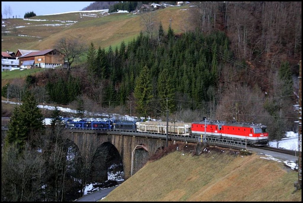 Doppeltraktion 1044 mit einem GZ auf der Arlbergbahn bei Dalaas
