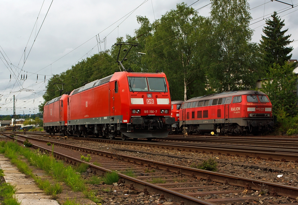 Doppeltraktion 185 156-7 und 185 079-1 der DB Schenker Rail fahren am 16.07.2012 in Kreuztal vom Abstellbereich zum Rangierbahnhof um einen Gterzug an den Haken.