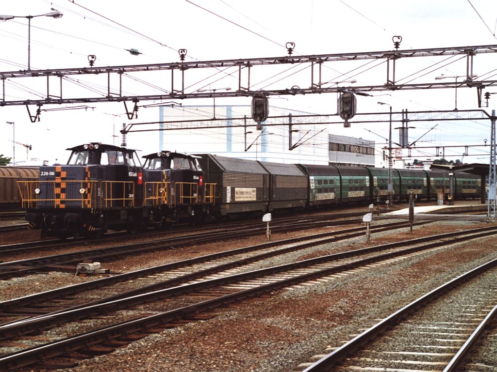 Doppeltraktion 226.06 und 226.09 mit Gterzug auf Bahnhof Trondheim am 6-7-2000. Bild und scan: Date Jan de Vries.