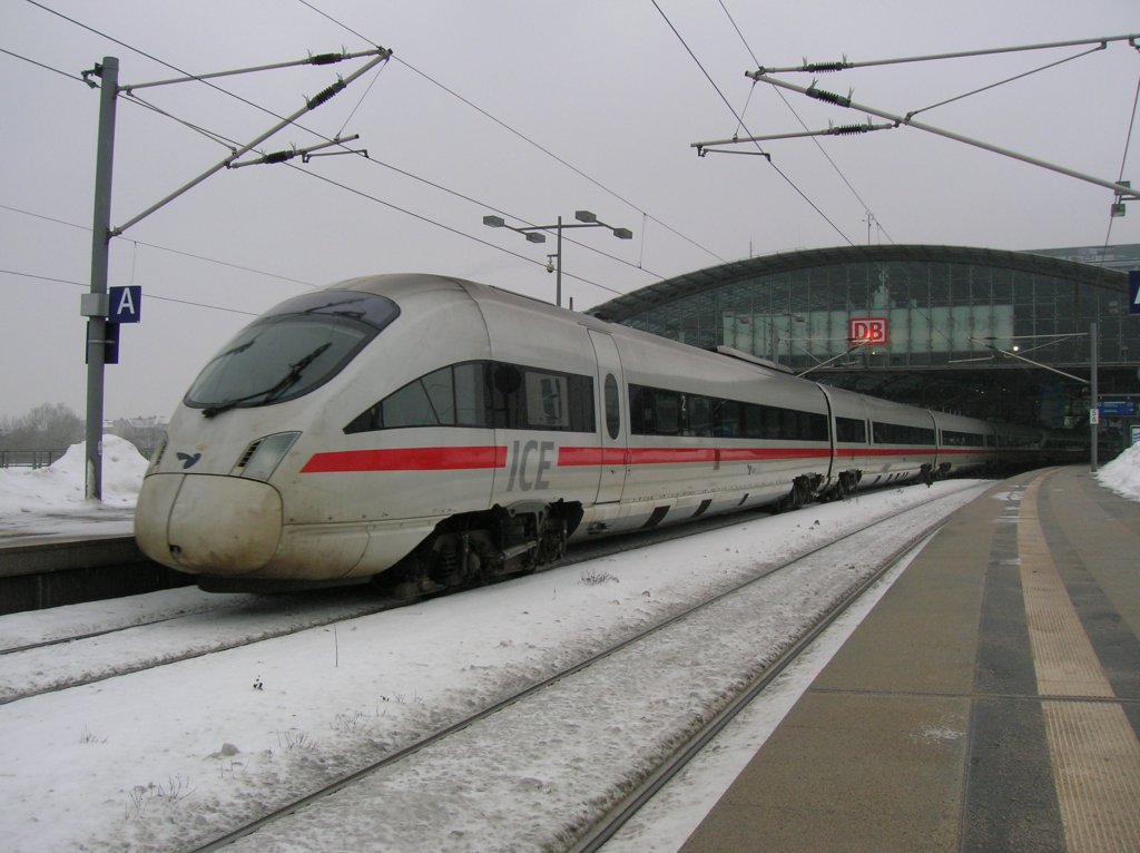 Doppeltraktion 605 als ICE 35/ICE 380 nach Koebenhavn bzw. Aarhus am 18.01.2010 bei leicht verspteter Abfahrt um 11:33 Uhr in Berlin HBF. Der Zug fhrt vereint bis Hamburg HBF, dort trennen sich dann die Wege der beiden Zugteile. 