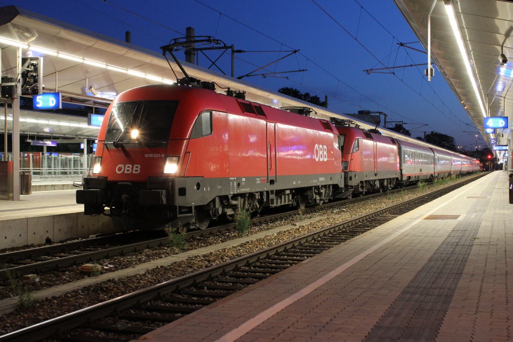 Doppeltraktion am OEC 530 von Lienz (Lie) nach Wien Meidling (Mi), die Triebfahrzeuge warn 1016 021 und 1116 146; am 16.07.2011