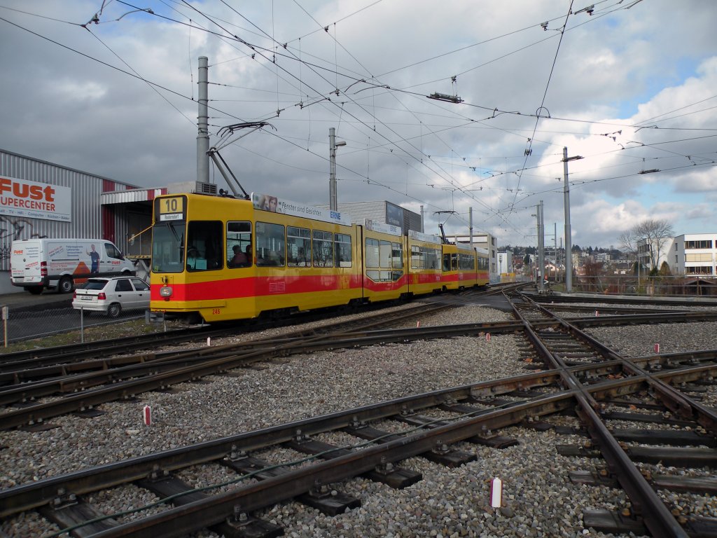 Doppeltraktion, angefhrt von Motorwagen 246, auf der Linie 10 fhrt in die Haltestelle Hslimatt ein. Die Aufnahme stammt vom 19.01.2011.