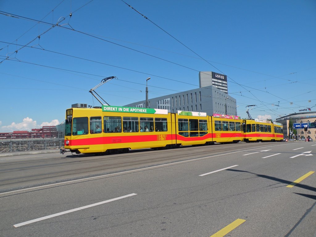 Doppeltraktion auf der Linie 10 in Basel unterwegs. Aufnahme: 21.05.2011.