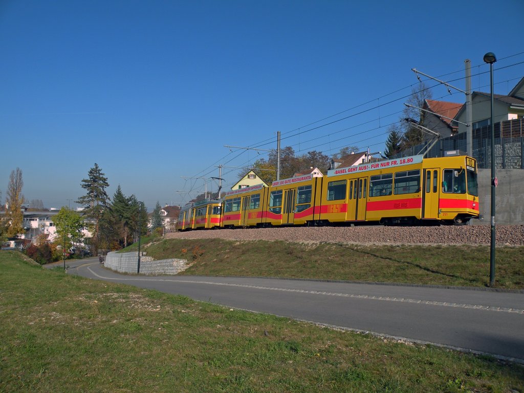Doppeltraktion auf der Linie 10 mit den Wagen 251 und 115 auf der Fahrt Richtung Dornach. Die Aufnahme stammt vom 12.11.2011.