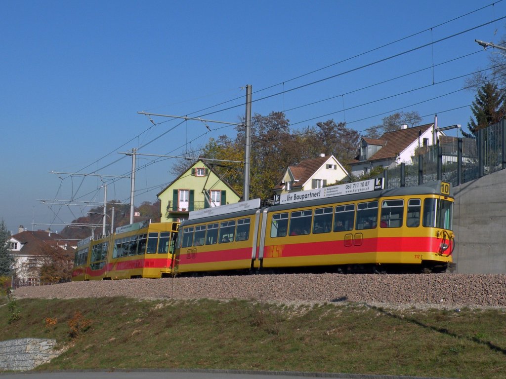 Doppeltraktion auf der Linie 10 mit den Wagen 234 und 112 auf der Fahrt Richtung Basel. Die Aufnahme stammt vom 12.11.2011.