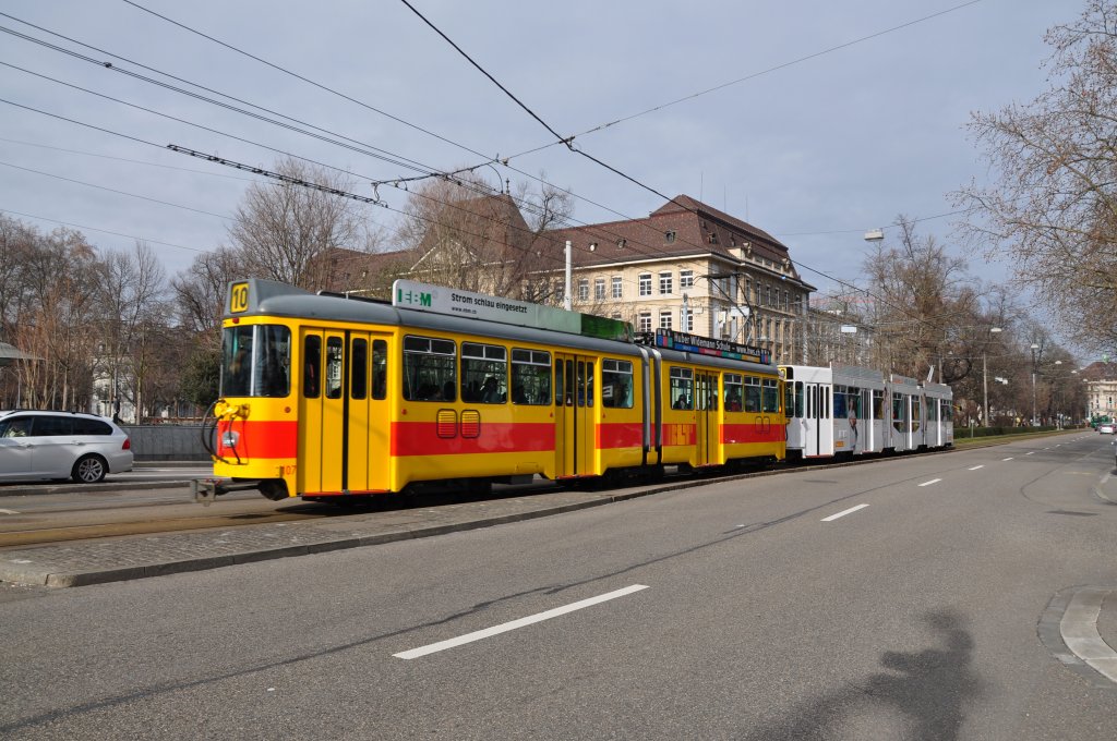 Doppeltraktion auf der Linie 10 mit dem Be 4/8 240 und der Gsundjobs Werbung zusammen mit dem Be 4/6 107 fahren Richtung Aeschenplatz. Die Aufnahme stammt vom 28.02.2012.