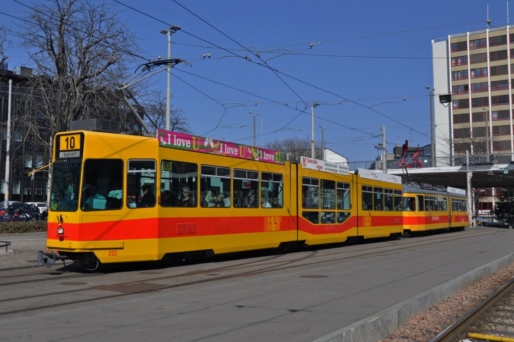 Doppeltraktion auf der Linie 10 mit dem Be 4/8 202 und dem Be 4/6 105 kurz nach der Haltestelle Heuwaage. Die Aufnahme stammt vom 16.03.2012.