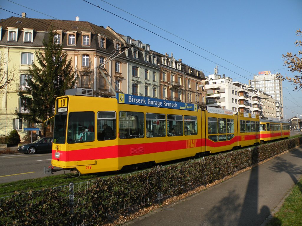 Doppeltraktion auf der Linie 10 mit dem Be 4/8 249 und dem Be 4/6 102 kurz nach der Haltestelle Mnchensteinerstrasse. Die Aufnahme stammt vom 16.03.2012.