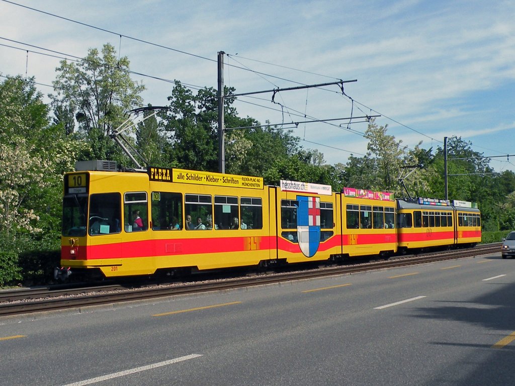Doppeltraktion auf der Linie 10 Richtung Binningen unterwegs. Aufnahme: 09.05.2011.