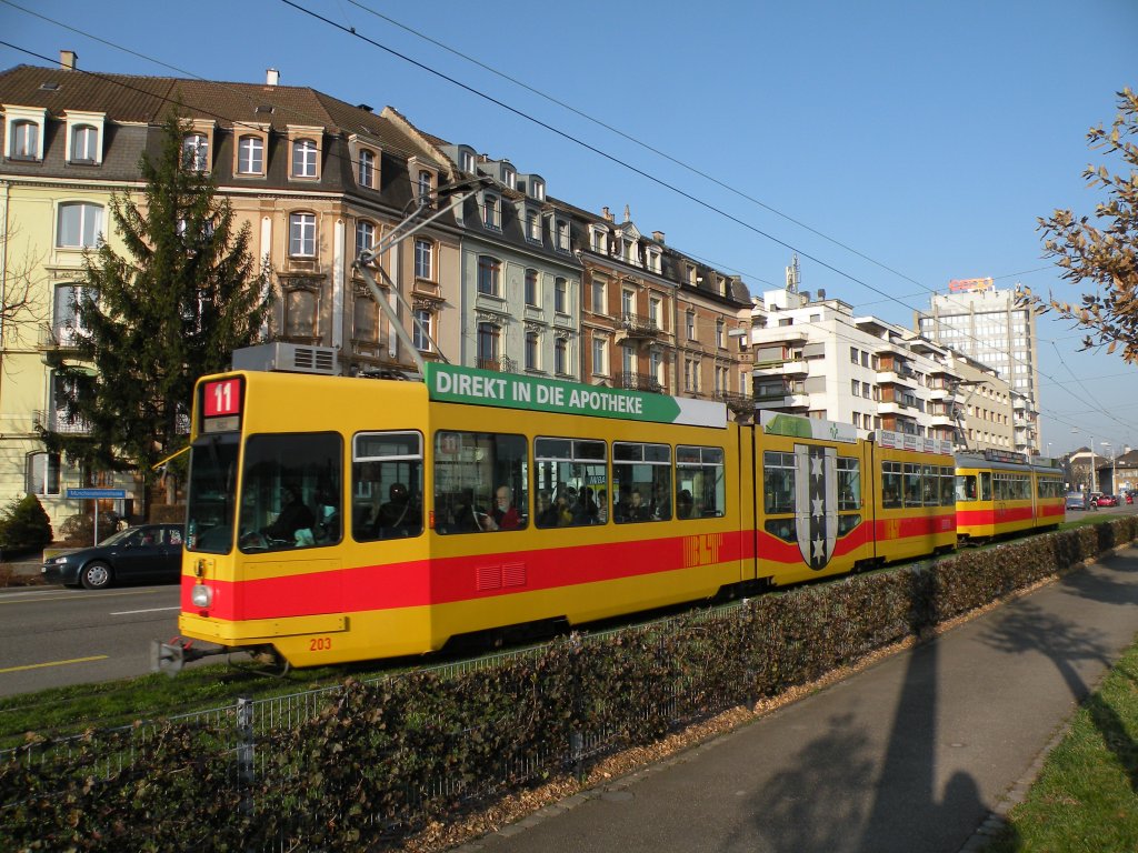 Doppeltraktion auf der Linie 11 mit dem Be 4/8 203 und dem Be 4/6 107 kurz nach der Haltestelle Mnchensteinerstrasse. Die Aufnahme stammt vom 16.03.2012.