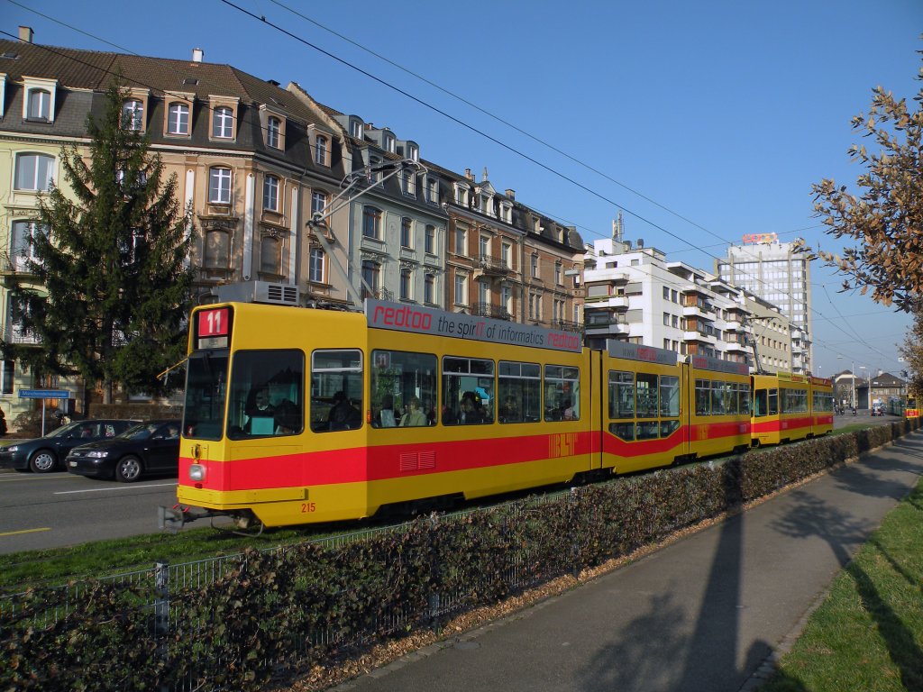 Doppeltraktion auf der Linie 11 mit dem Be 4/8 215 und dem Be 4/6 258 kurz nach der Haltestelle Mnchensteinerstrasse. Die Aufnahme stammt vom 16.03.2012.