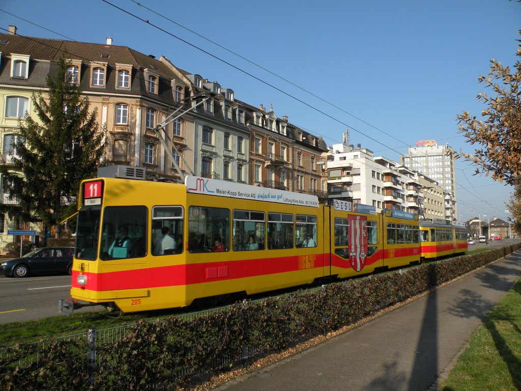 Doppeltraktion auf der Linie 11 mit dem Be 4/8 205 und dem Be 4/6 106 kurz nach der Haltestelle Mnchensteinerstrasse. Die Aufnahme stammt vom 16.03.2012.

