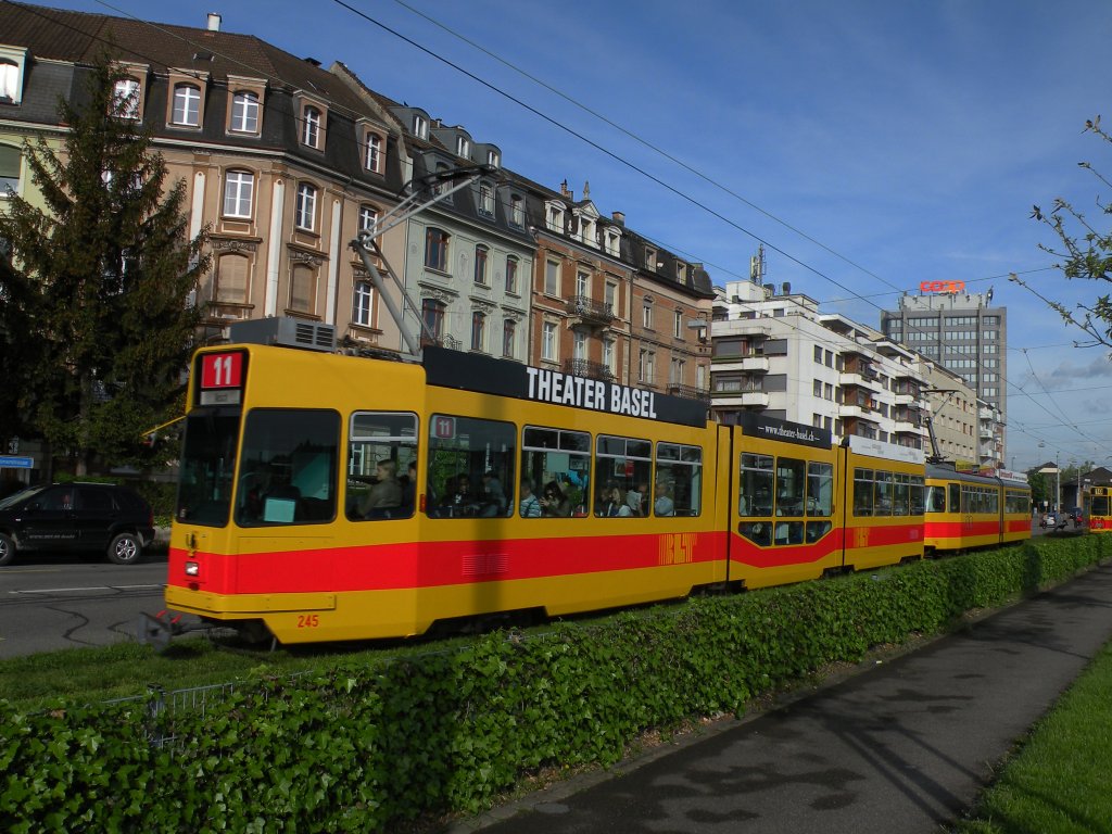 Doppeltraktion auf der Linie 11 mit dem Be 4/8 245 und dem Be 4/6 102 kurz nach der Haltestelle Mnchensteinerstrasse. Die Aufnahme stammt vom 10.05.2012. 