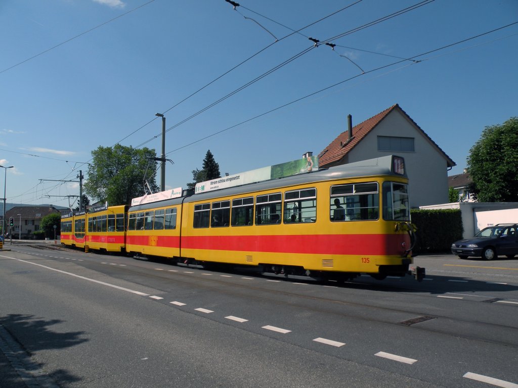 Doppeltraktion auf der Linie 11 in Reinach unterwegs. Aufnahme: 19.05.2011.