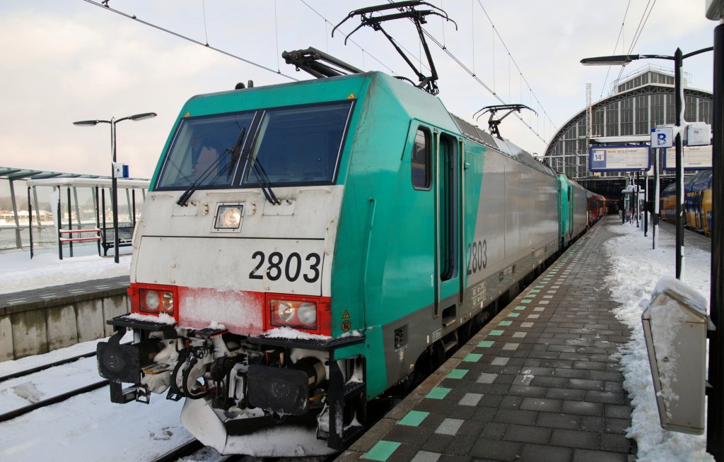 Doppeltraktion (B) 2803 und 2806 mit ICX Amsterdam - Bruxelles, hier in Amsterdam Hbf am 18.12 2010.
