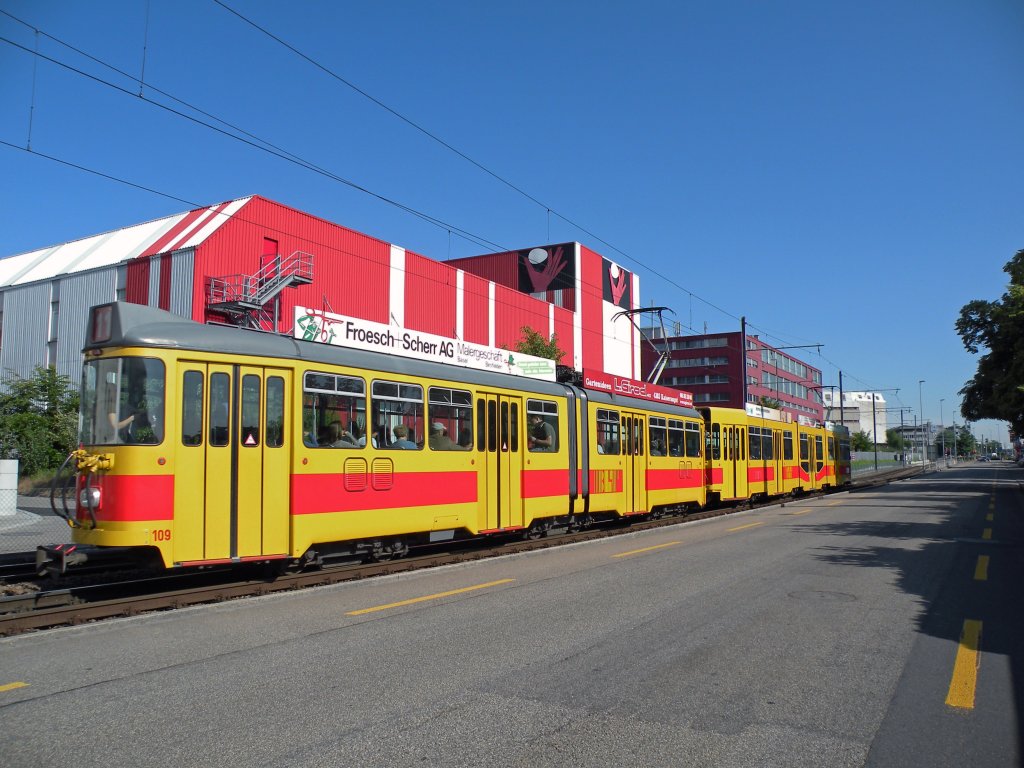 Doppeltraktion Be 4/8 und Be 4/6 auf der Linie 11 beim Ruchfeld in Mnchenstein bei Basel. Die Aufnahme stammt vom 19.05.2011.
