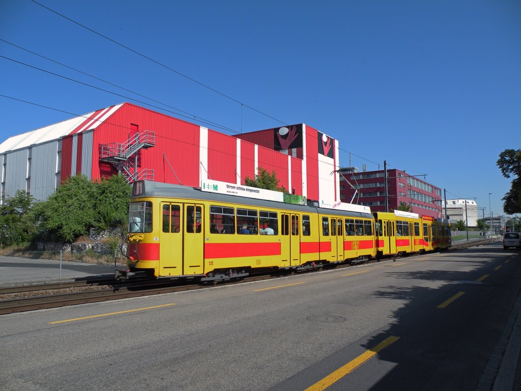 Doppeltraktion Be 4/8 und Be 4/6 auf der Linie 11 beim Ruchfeld in Mnchenstein bei Basel. Die Aufnahme stammt vom 19.05.2011.