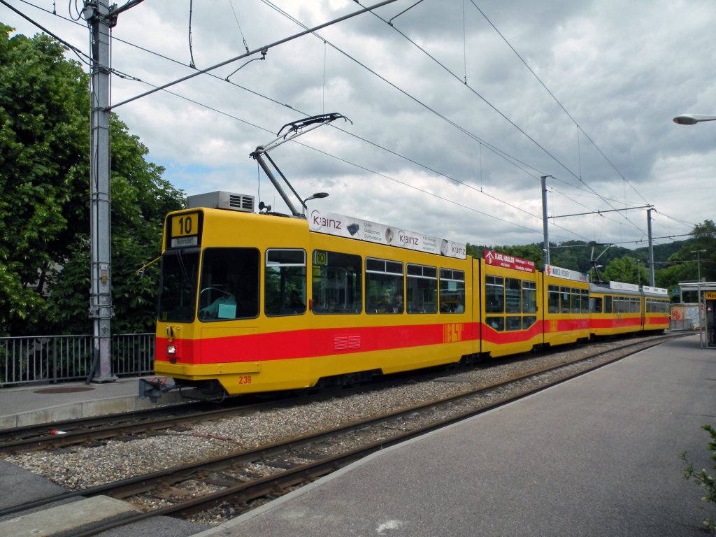 Doppeltraktion Be 4/8 und Be 4/6 auf der Linie 10 bei der Haltestelle Neuewelt bei Basel. Die Aufnahme stammt vom 16.05.2011.