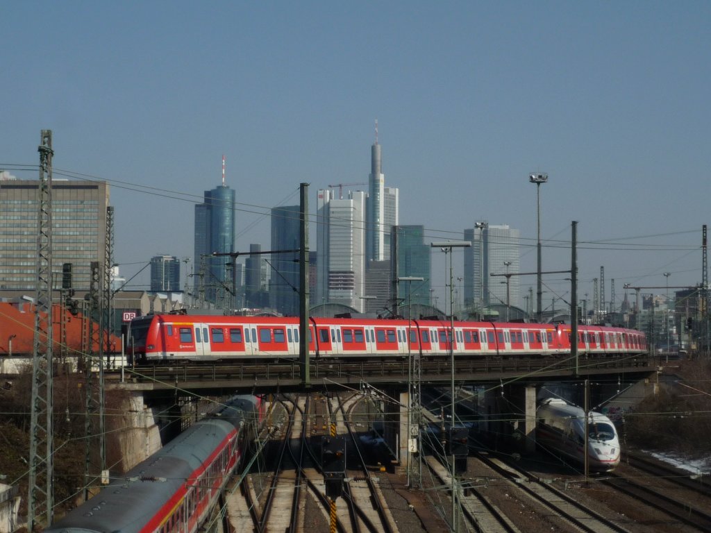 Doppeltraktion Br 423 legt sich bei der Ausfahrt aus Frankfurt(Main)Hbf in die Kurve. 09.03.10