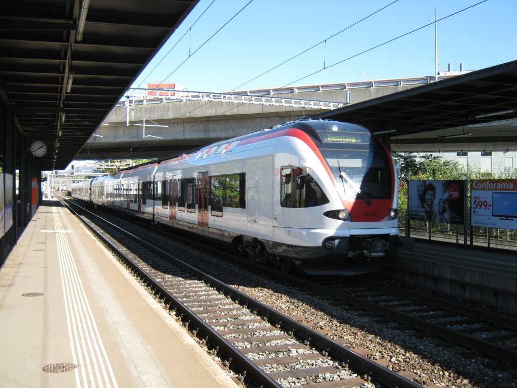 Doppeltraktion Flirt als Leermaterialzug nach Lausanne bei Durchfahrt im Bahnhof Bern Ausserholligen SBB, 03.10.2010.