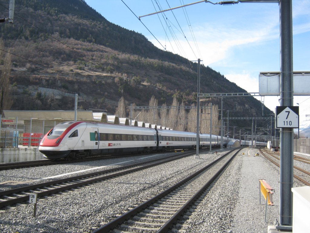 Doppeltraktion ICN (500 020, vordere Einheit, und 500 030) mit Entlastungszug IC 10827 in Visp, 12.02.2011.