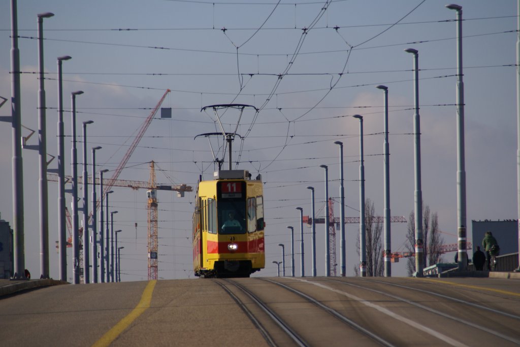 Doppeltraktion der Linie 11 fhrt wrend einer Umleitung ber die Dreirosenbrcke in Basel. Die Aufnahme stammt vom 26.11.2008.