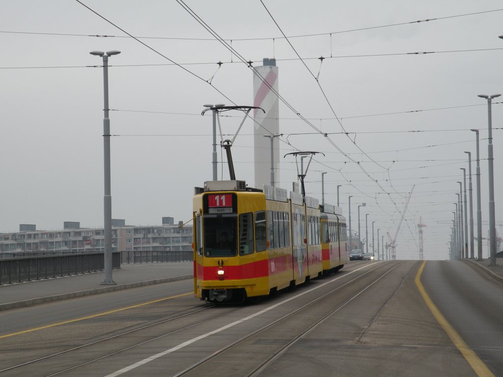 Doppeltraktion der Linie 11 fhrt wrend einer Umleitung ber die Dreirosenbrcke in Basel. Die Aufnahme stammt vom 02.05.2009.