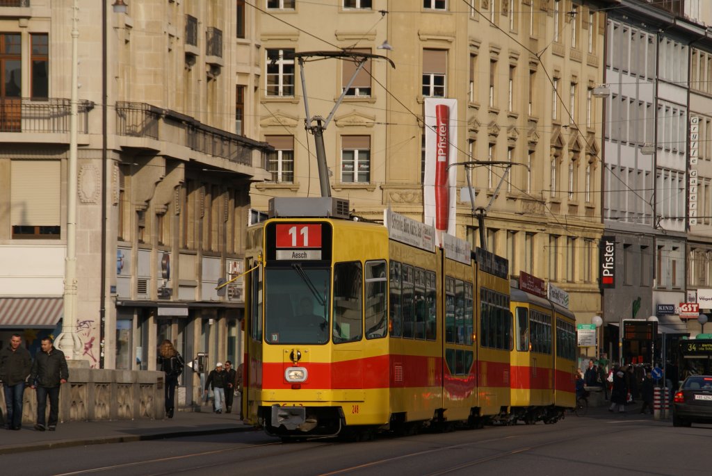 Doppeltraktion der Linie 11 fhrt wrend einer Umleitung zur Mittleren Rheinbrcke in Basel. Die Aufnahme stammt vom 26.01.2009.