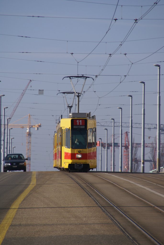 Doppeltraktion der Linie 11 fhrt wrend einer Umleitung ber die Dreirosenbrcke in Basel. Die Aufnahme stammt vom 17.01.2009.