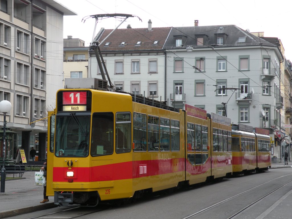 Doppeltraktion der Linie 11 hlt wrend einer Umleitung am Claraplatz in Basel. Die Aufnahme stammt vom 25.02.2009.