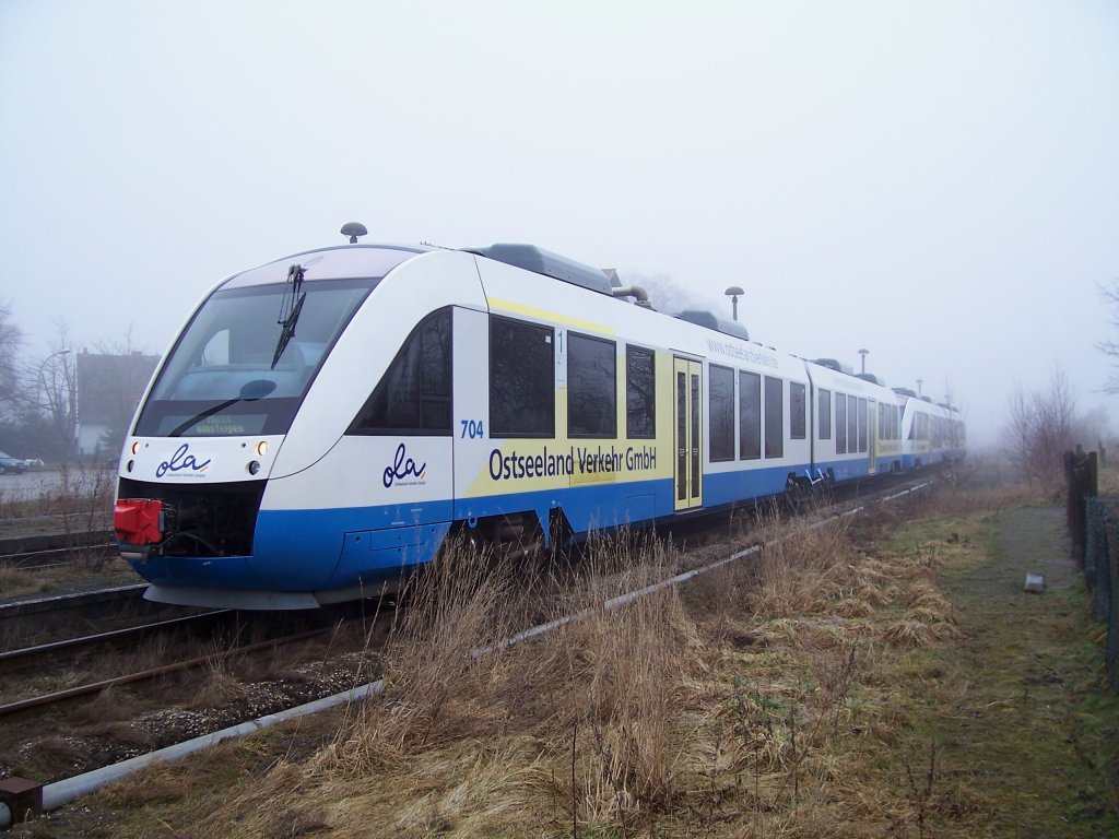 Doppeltraktion  Lint bestehend aus VT 704 und VT 702 der OLA am 06.04.2006 im Bahnhof von Crivitz.