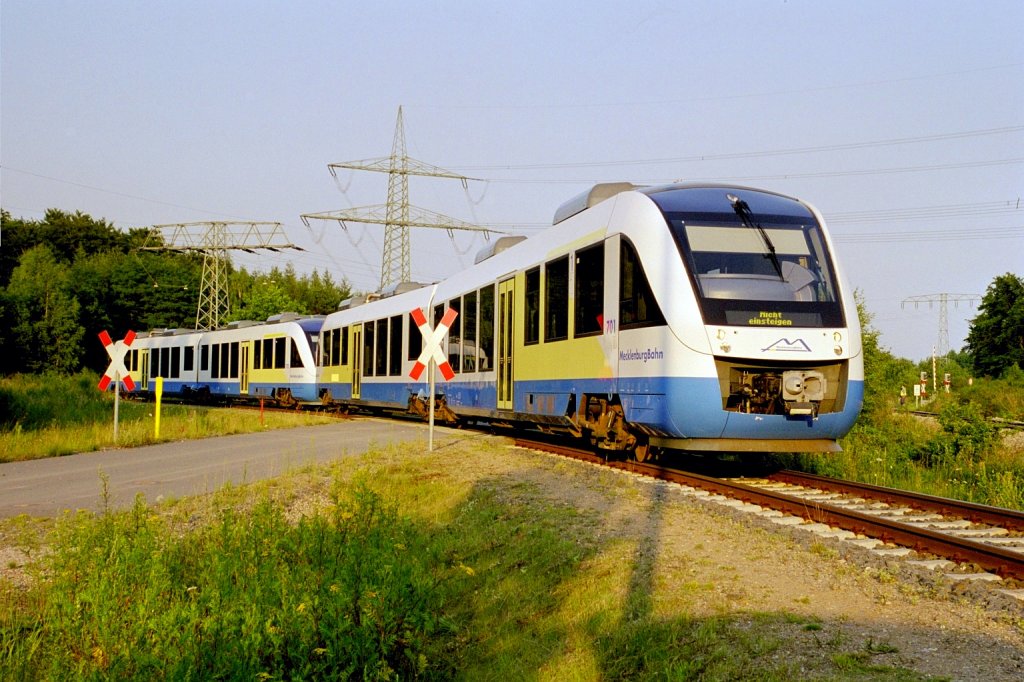Doppeltraktion Lint der ehemaligen Mecklenburgbahn jtzt OLA auf dem Weg nach Schwerin HBF. Ein Bild aus dem Jahre 2003.