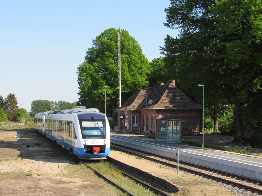 Doppeltraktion Lint der OLA Schwerin im Bahnhof von Plate am 07.05.2011 an der Strecke Parchim - Schwerin HBF