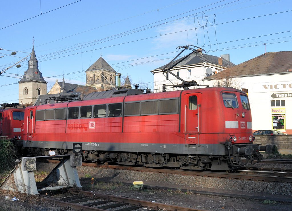 Doppeltraktion mit 151 002-3 in Front zieht Gterzug durch Remagen Richtung Sden - 04.12.2009
