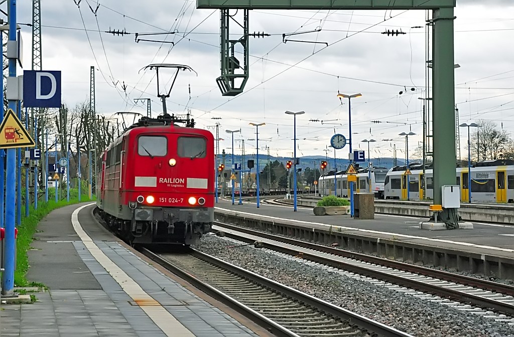 Doppeltraktion mit 151 024-7 und jeder Menge Flachwagen bei der Durchfahrt durch den Bf Remagen - 14.11.2010