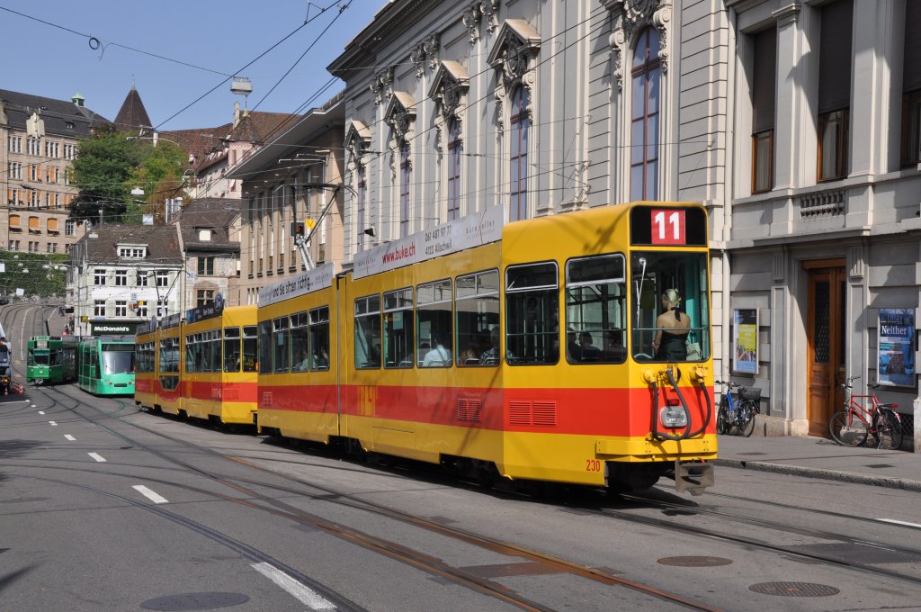 Doppeltraktion mit den Be 4/8 236 und dem Be 4/6 230 auf der Linie 11 am Steinenberg. Die Aufnahme stammt vom 22.08.2011.