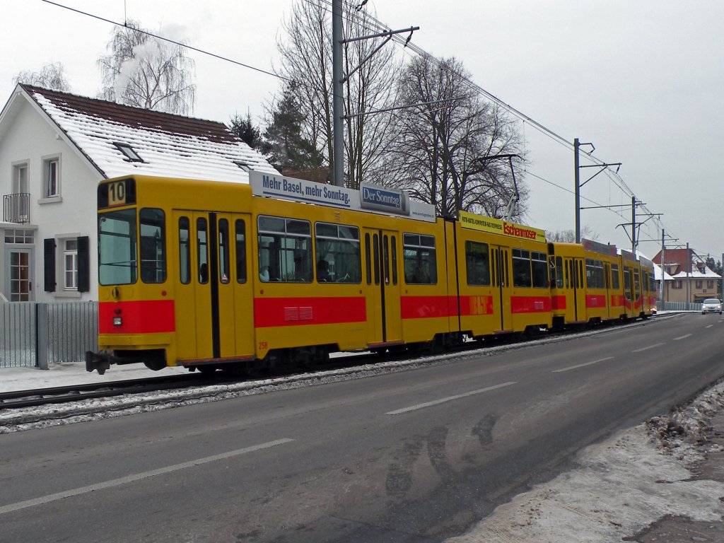 Doppeltraktion mit dem Be 4/6 258 am Schluss auf der Linie 10 bei der Birseckstrasse in Arlesheim. Die aufnahme stammt vom 13.02.2012.