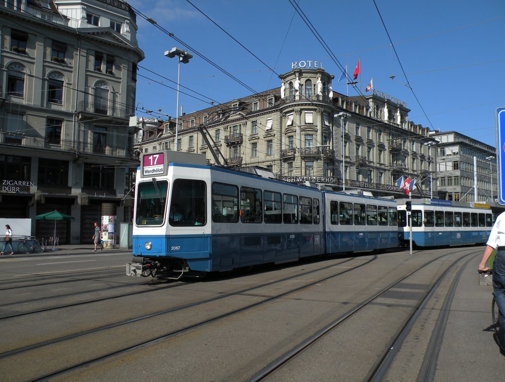 Doppeltraktion mit dem Be 4/6 2067 an der Spitze auf der Linie 17 am Hauptbahnhof in Zrich. Die Aufnahme stammt vom 23.06.2012. 