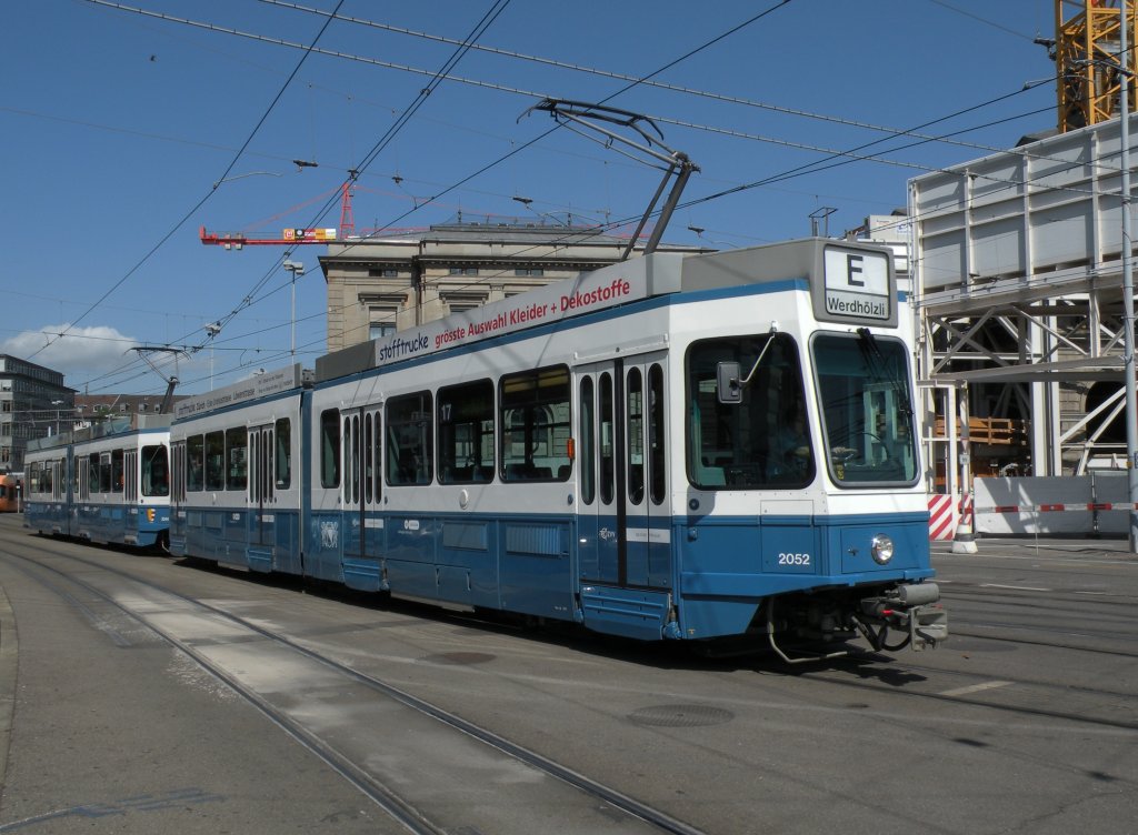 Doppeltraktion mit dem Be 4/6 2052 an der Spitze auf einem Einsatzkurs am Hauptbahnhof Zrich. Die Aufnahme stammt vom 23.06.2012. 

