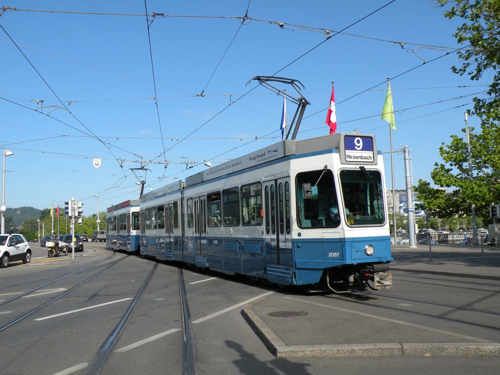 Doppeltraktion mit dem Be 4/6 2087 an der Spitze auf der Linie 9 am Bellevue. Die Aufnahme stammt vom 23.06.2012. 