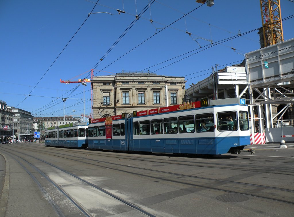 Doppeltraktion mit dem Be 4/6 2301 als Beiwagen auf der Linie 14 am Hauptbahnhof in Zrich. Die Aufnahme stammt vom 23.06.2012. 
