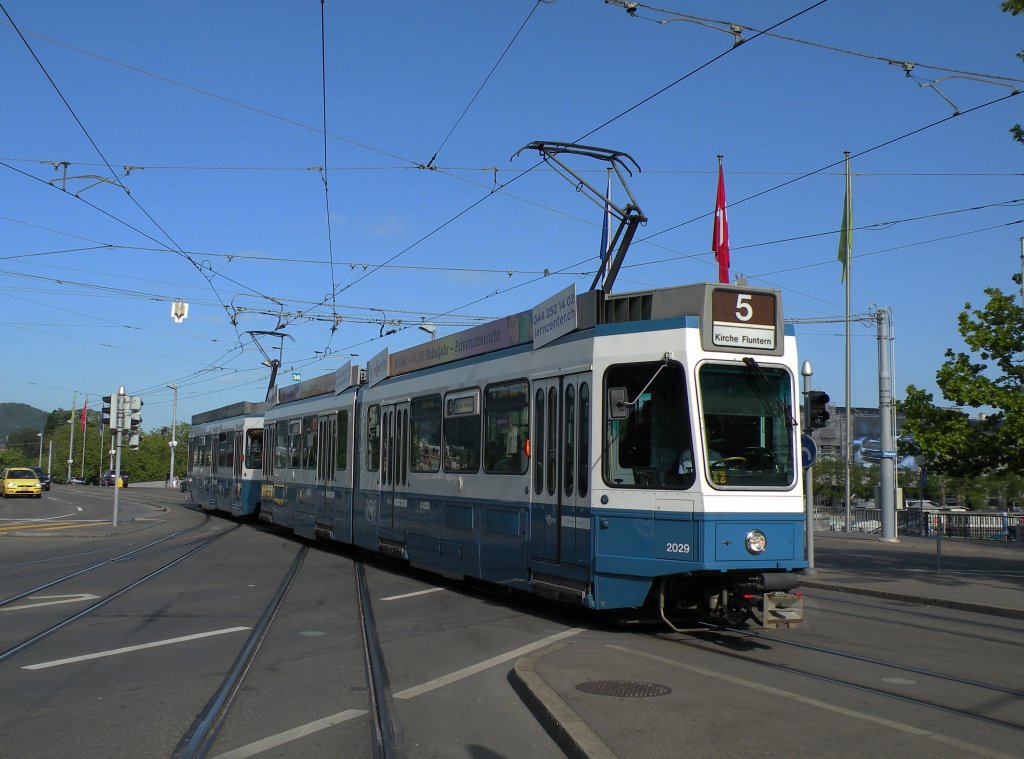 Doppeltraktion mit dem Be 4/6 2029 an der Spitze auf der Linie 5 am Bellevue. Die Aufnahme stammt vom 23.06.2012. 

